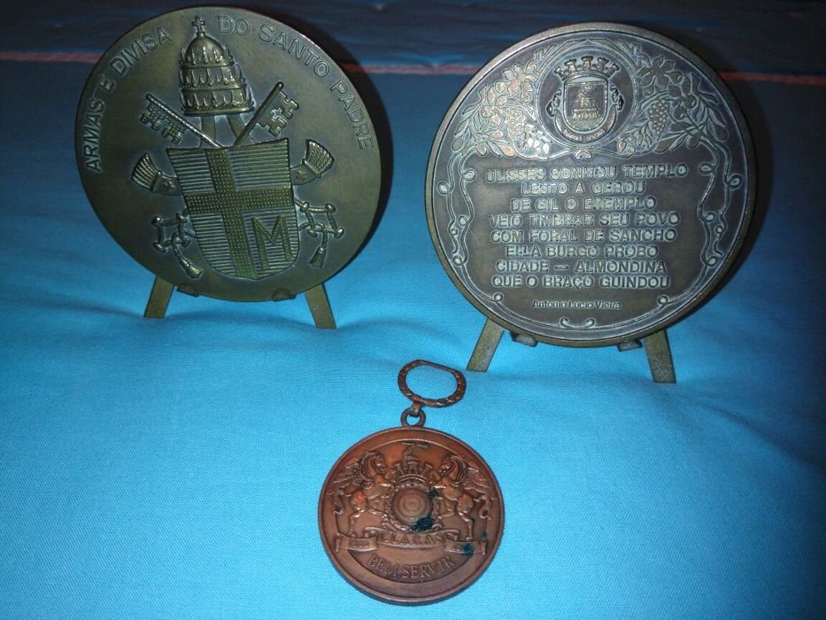 Medalhas e porta chaves.