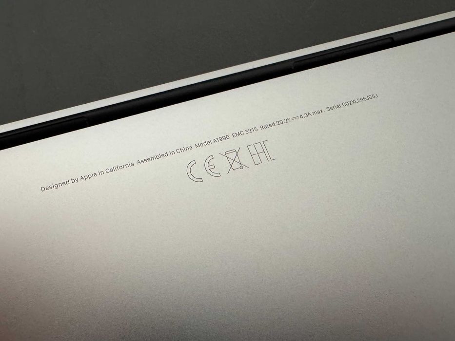 Apple MacBook Pro 15" touch bar 2018 / i7 6-core 2.6 GHz / 16GB RAM / 512GB SSD / Intel UHD Graphics 630