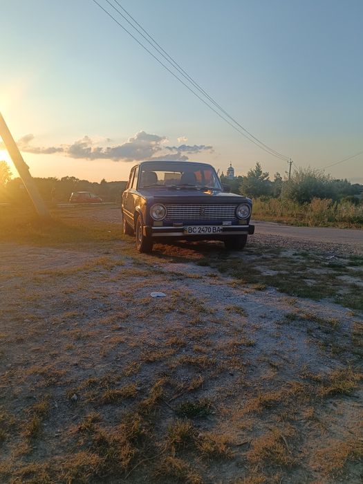 Машина жигуль синій