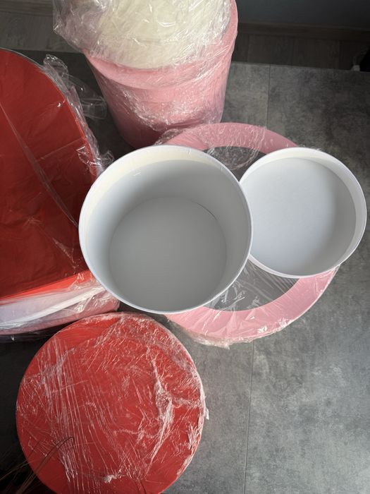 Коробка картонна кондитерська шляпна для десертів з вікном кругла