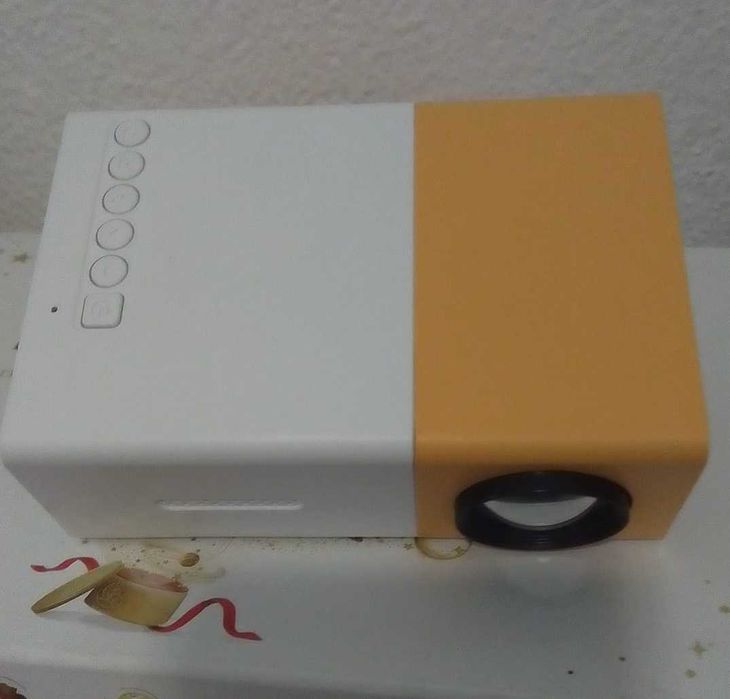 Mini Projetor YG300 – TFT LCD - Novo!!