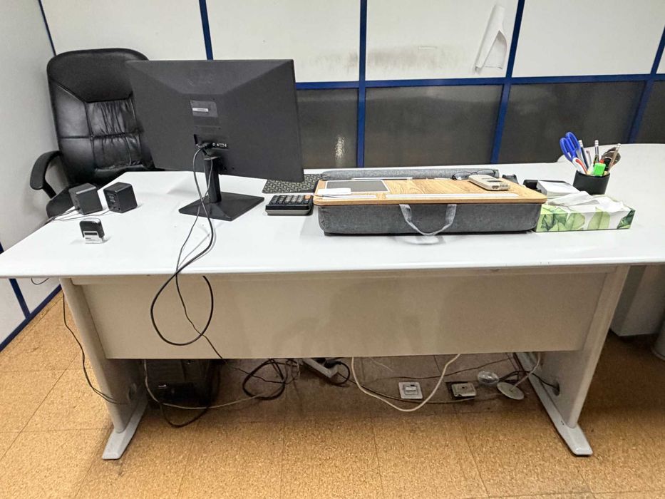 Mesa de escritório cinzenta em L – 2 módulos