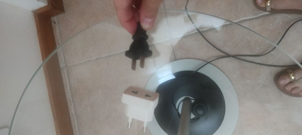 Mesa de apoio com candeeiro