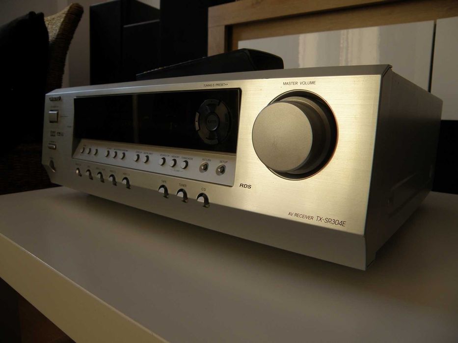 Amplituner AV Onkyo
TX-SR304E