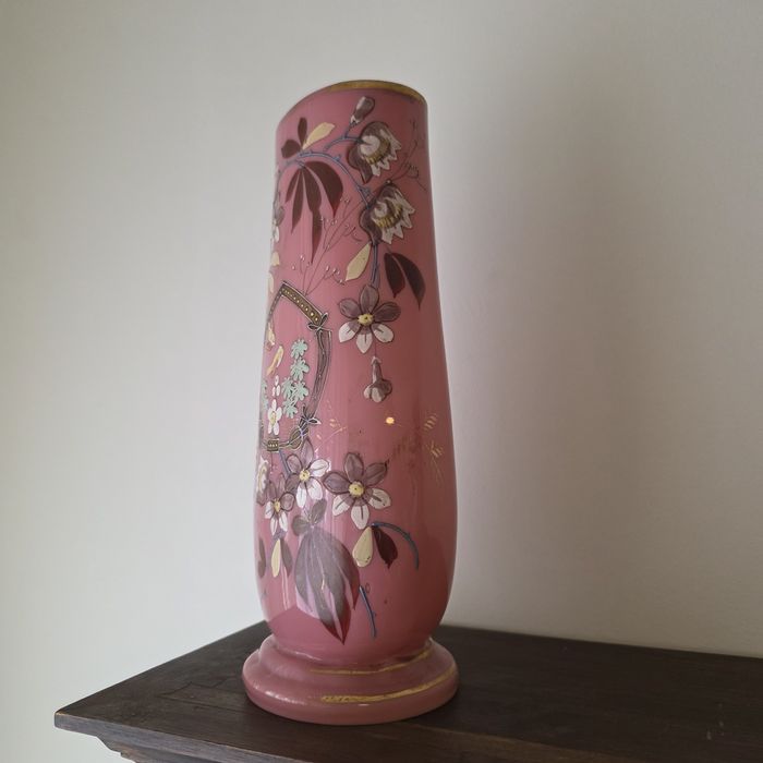 Jarra em vidro opalino rosa
