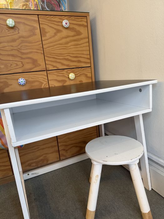 Mesinha de crianca com 2 banquinhos