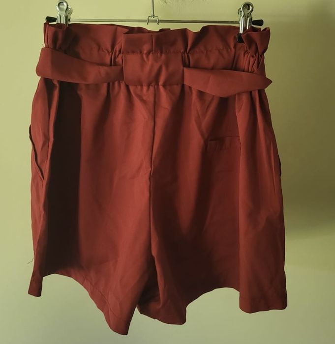 Czerwone spodenki w rozmiarze M