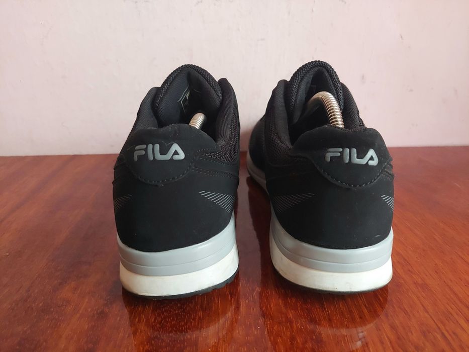 кроссовки фірми Fila оригінал 

Розмір по бірці:
UK 9  Us 10  EURO 43