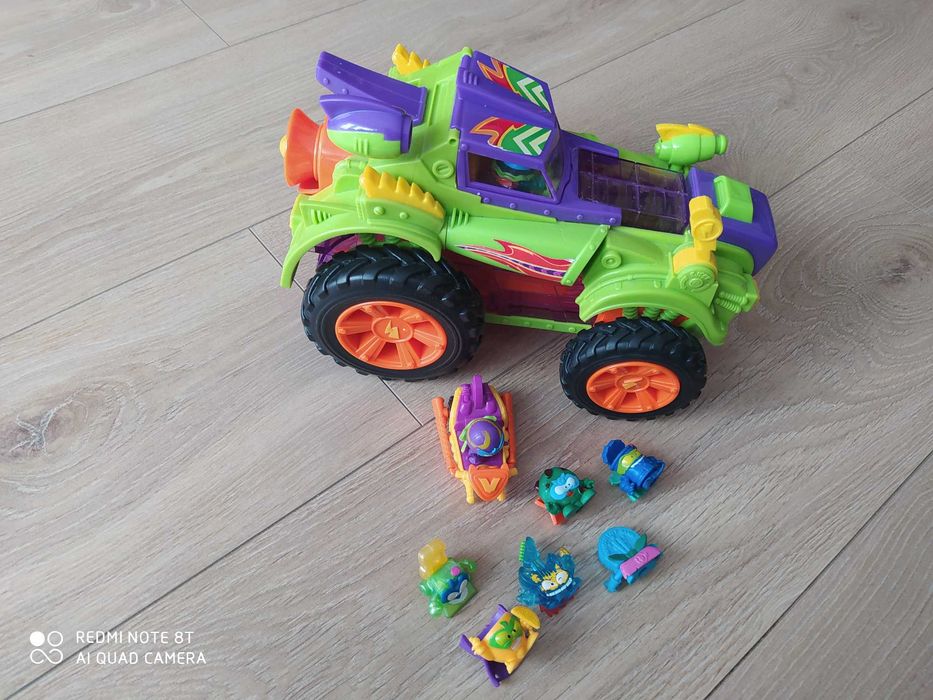 Pojazd super zings Monster Roller + mniejszy samochód+ 9 figurek