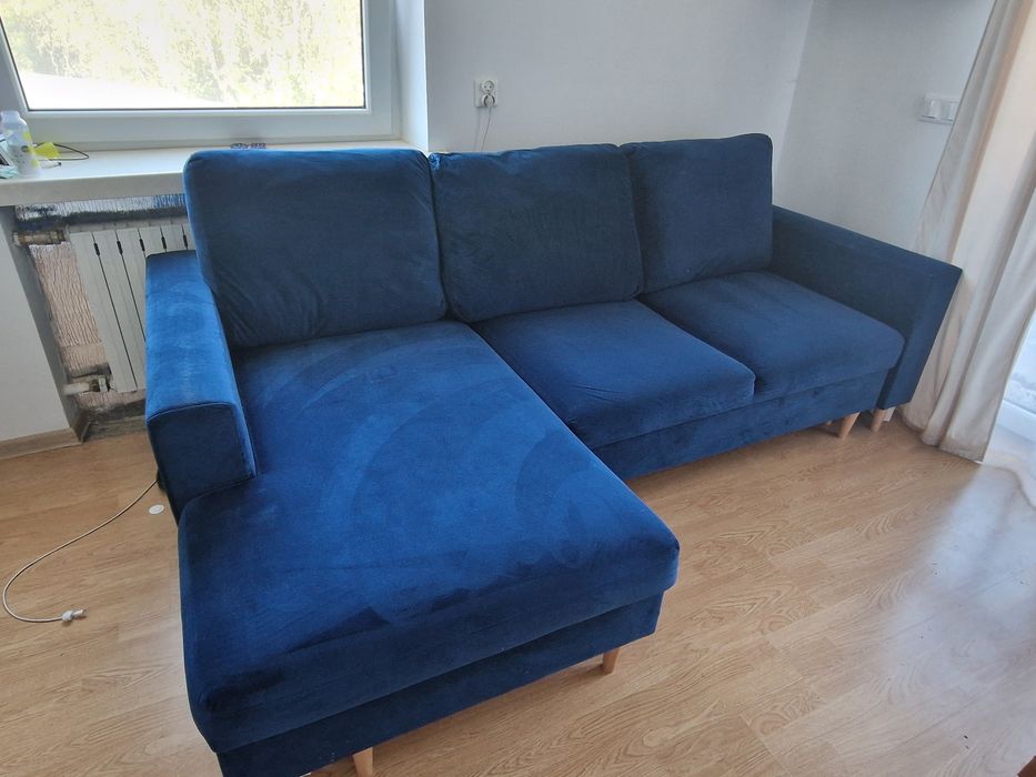 Wygodny narożnik Mebligo BLANK w granatowym/niebieskim kolorze.