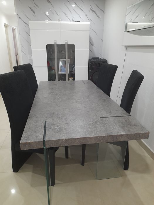 Mesa com 6 cadeira