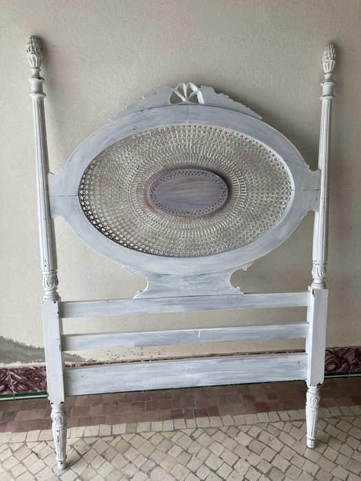 Cama individual, madeira e palhinha, estilo luis XVI