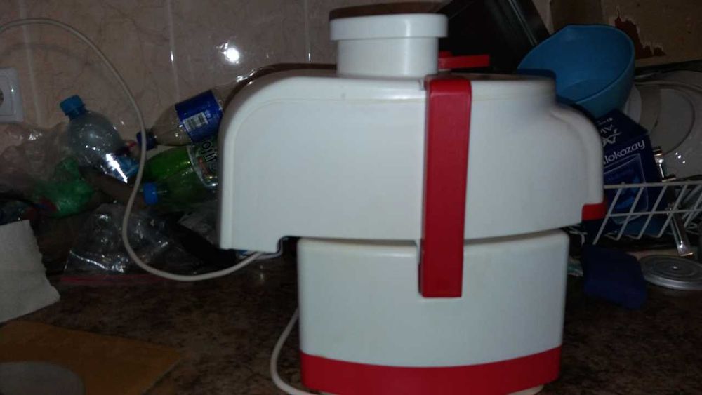 Соковыжималка состояние новой полный комплект.