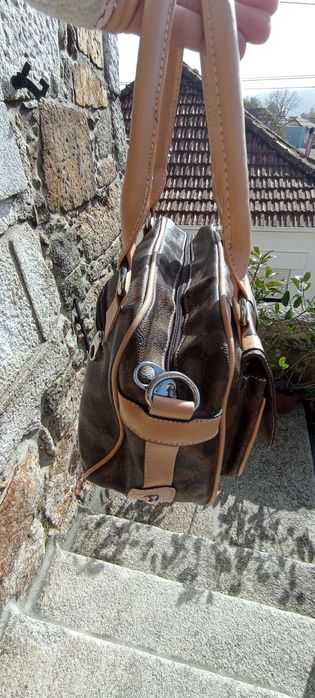 Mala praticamente nova.