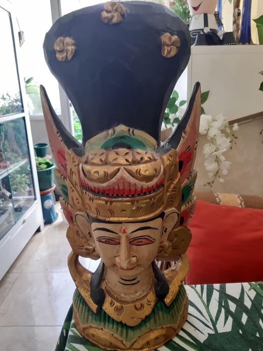 Peças de decoração africanas e asiáticas trabalhadas