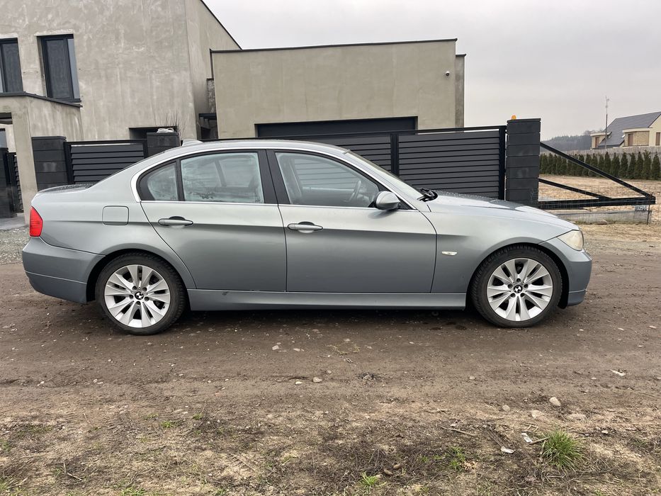 BMW e90 325i automat, skory, navi, pdc 218km
