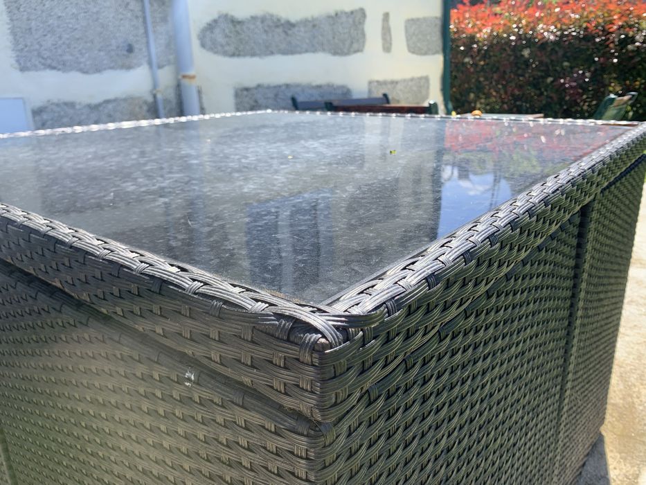 Mesa jardim em rattan e alumínio com tampo de vidro
