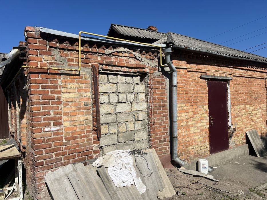 Половину будинку біля автовокзалу