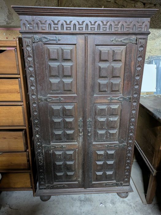 Móvel alto em madeira