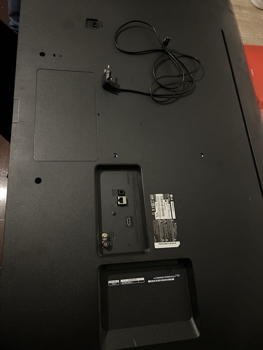 TV LG 50” 4K Smart TV (50UQ75006LF) – ecrã partido – ideal para peças