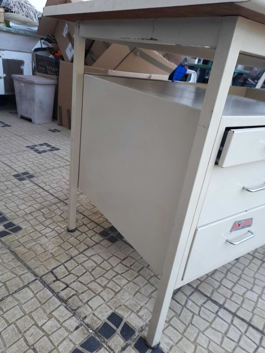Mesa de secretaria classica e cadeira de escritorio