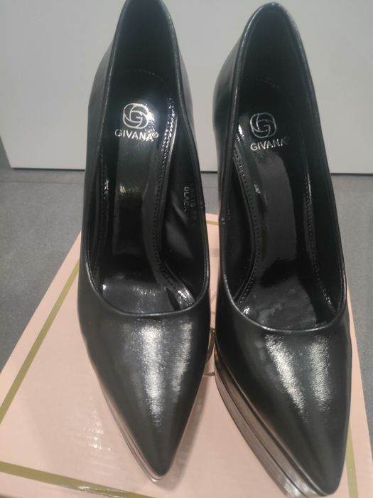 Czarne szpilki na platformie Givana