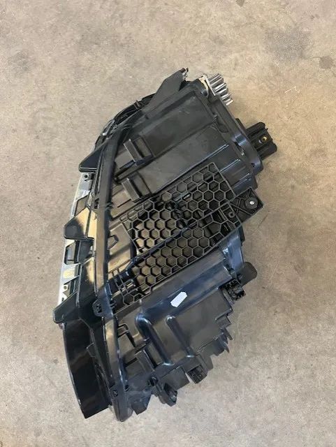 Otica esquerda Vw Passat B8