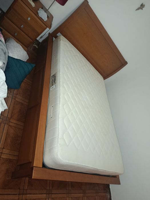 vendo cama  com colchao cómoda e mesas de cabeceira