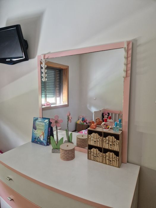 Cómoda e mesa de cabeceira