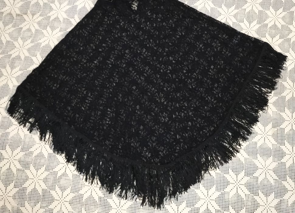 Poncho Preto em Renda