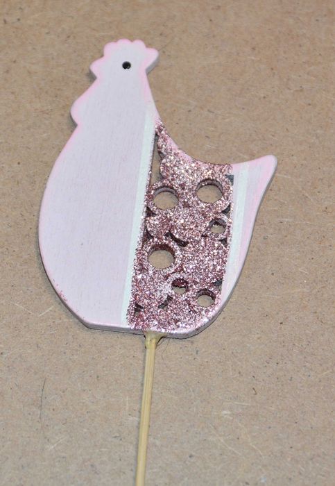 Ozdoba na piku patyku Drewniana różowa kurka 27 cm