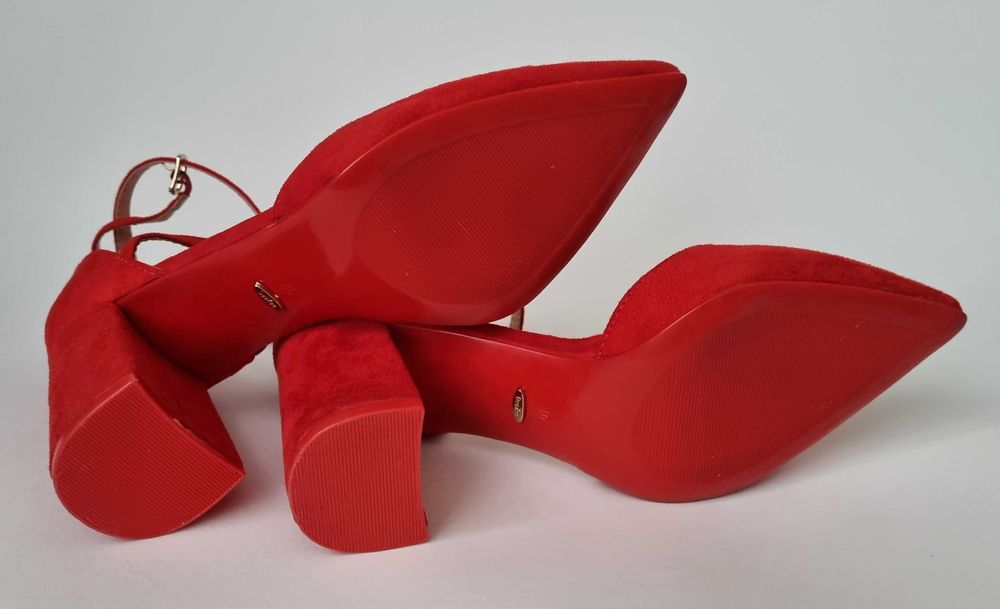 Czerwone Czółenka na słupku DeeZee