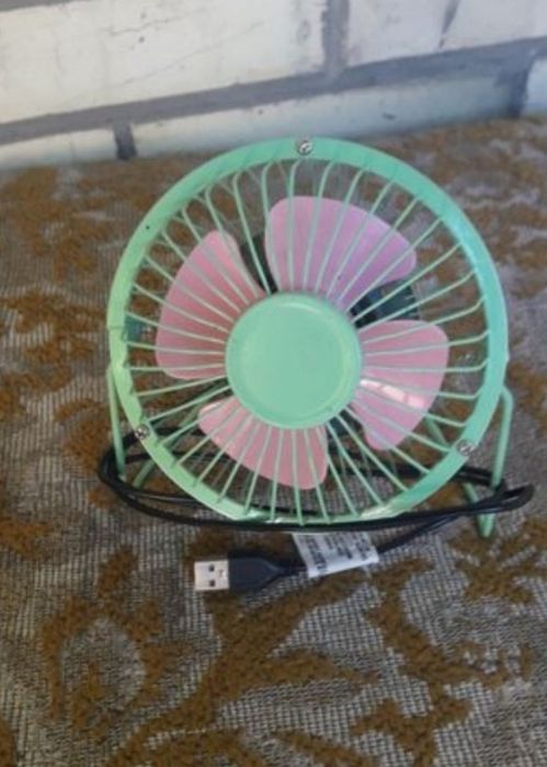 Вентилятор, зволожувач повітря.