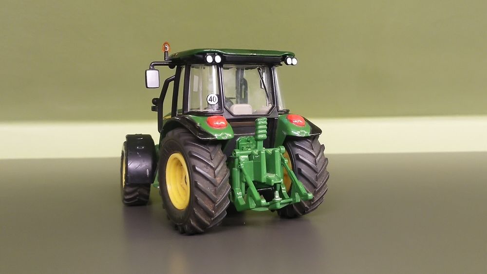 Siku traktor John Deere 1 32