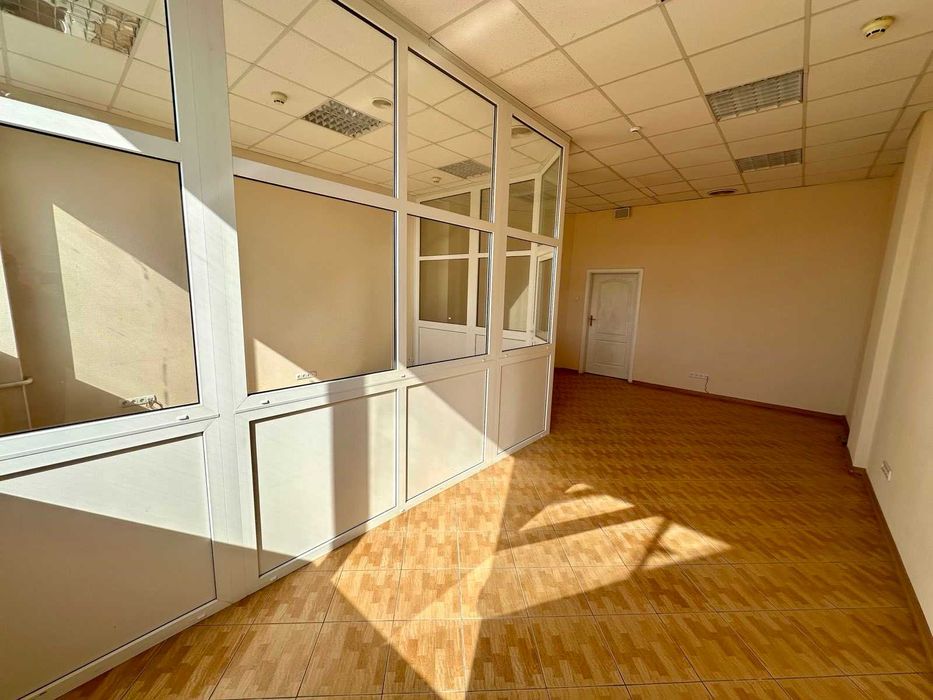 Офіс в БЦ, 2 кабінети, площа 54 м.кв., метро Дорогожичі, власник