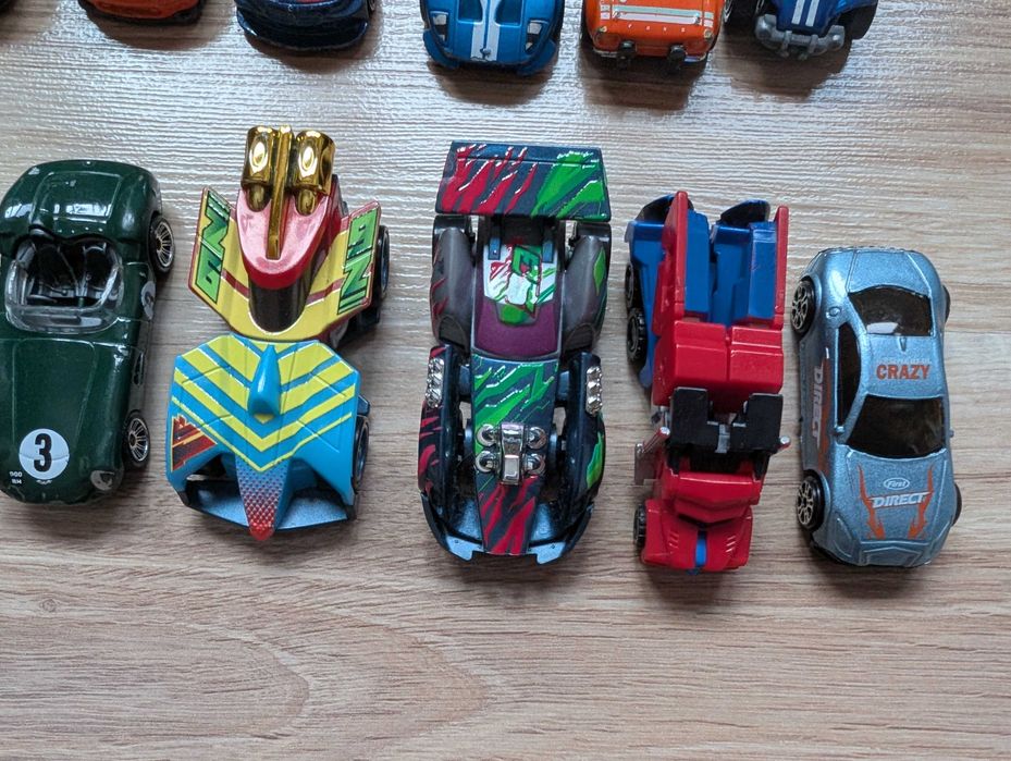 Zestaw samochodzików hotwheels