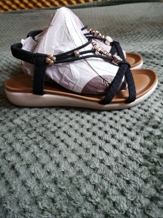 Sandały płaskie z cekinami