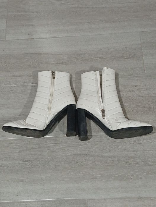 Botas brancas num 38, 15 euros, pretos num 40 preço  10