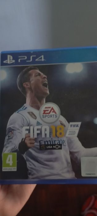 Ps4 slim como nova com 2 jogos e todos os fios e um comando