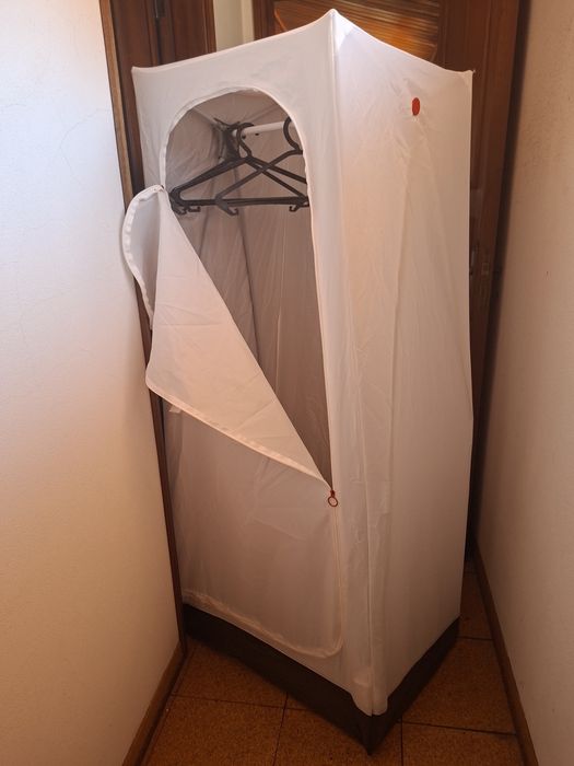 Roupeiro IKEA VUKU