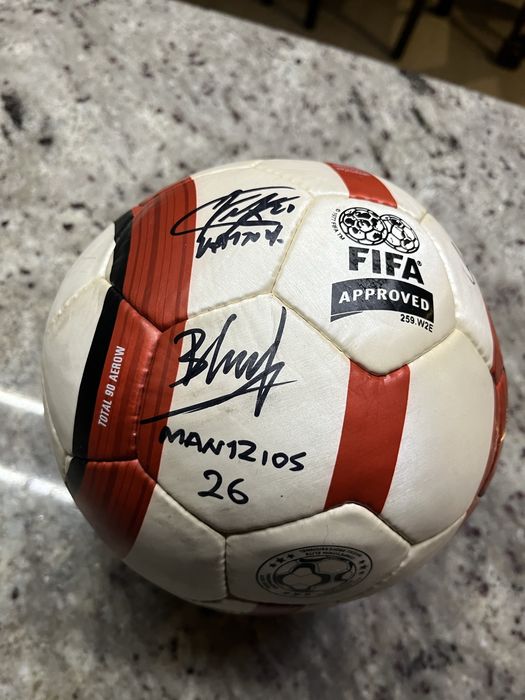 Nike total 90 Aerow – Manchester  united - kolekcjonerska piłka z autografami