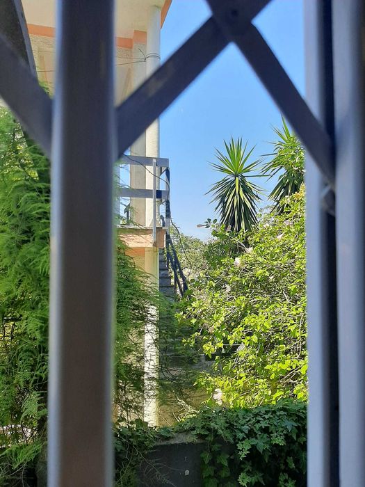 quarto mobilado para casal junto à fct nova / monte de caparica