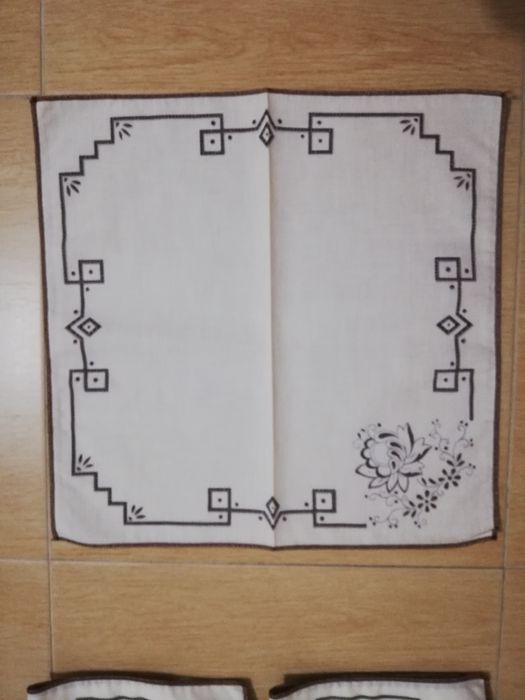 12 bases de mesa em tecido 40x40cm
