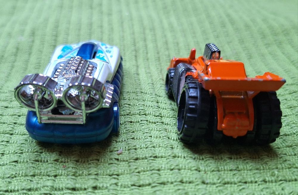 Zestaw samochodzików Hot Wheels: poduszkowiec i  buldożer