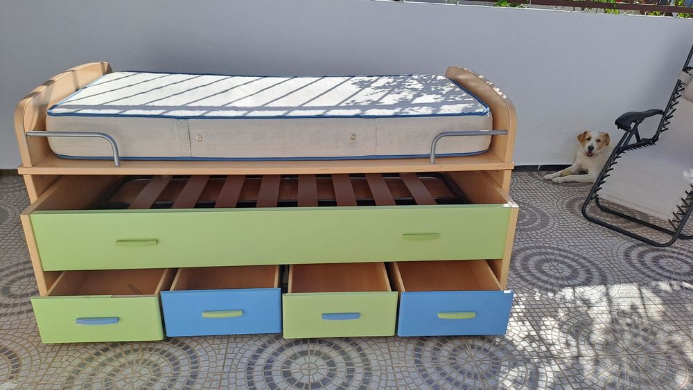 Cama solteiro com cama de gavetão e 4 gavetões