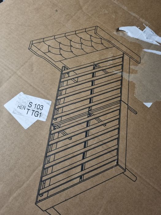 Stelaż łóżka z obiciem o wymiarach 120x200 w kolorze beżowym.