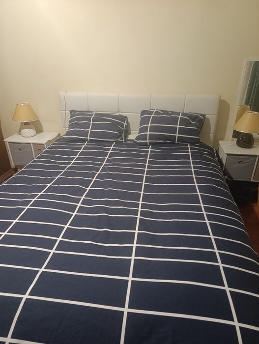 Sofá chaise longo azul escuro.