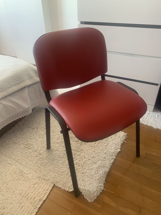 Cadeira de secretaria vermelha