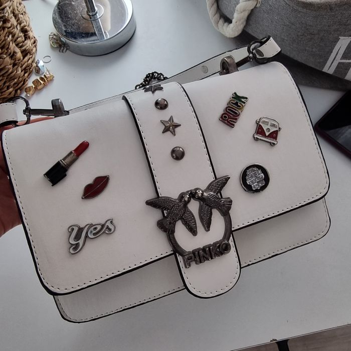 Biała torebka klamerka Pinko pasek