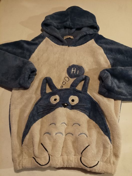 Camisola de pijama peluda com garruso, com estampa de um gatinho,em azul e creme, tamanho M